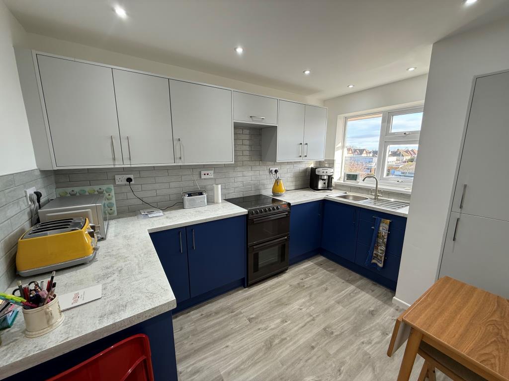 Lot: 1 - TWO-BEDROOM TOP FLOOR APARTMENT IN COASTAL LOCATION - Refurbished kitchen with integrated appliances